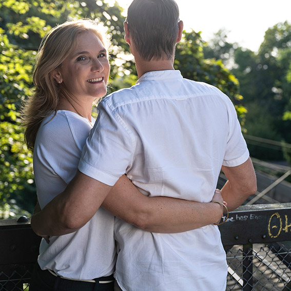 Vivi Volz mit ihrem Partner, Arm in Arm auf einer Brücke